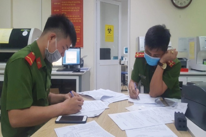Hà Tĩnh: 5 chiến sĩ Công an hiến máu trong đêm cứu sống sản phụ - 1