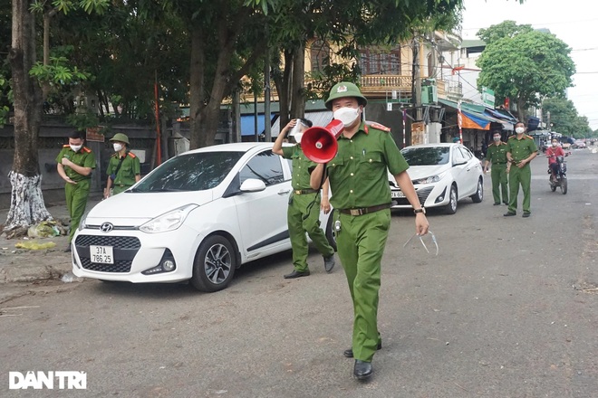 Lo phong tỏa, tiểu thương chợ đầu mối lớn nhất Nghệ An cấp tập sơ tán hàng - 9 Lo phong tỏa, tiểu thương chợ đầu mối lớn nhất Nghệ An cấp tập sơ tán hàng - 9