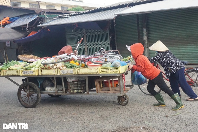 Lo phong tỏa, tiểu thương chợ đầu mối lớn nhất Nghệ An cấp tập sơ tán hàng - 13 Lo phong tỏa, tiểu thương chợ đầu mối lớn nhất Nghệ An cấp tập sơ tán hàng - 13