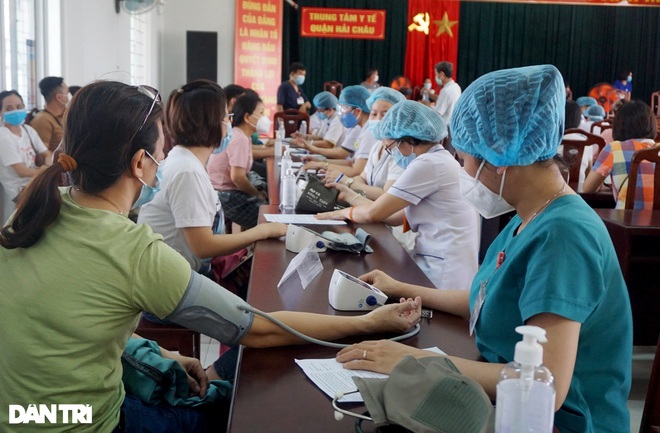 Đà Nẵng: Giáo viên tiểu học được tiêm vắc xin Covid-19  - 1