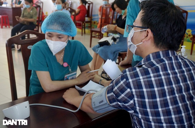 Đà Nẵng: Giáo viên tiểu học được tiêm vắc xin Covid-19  - 3