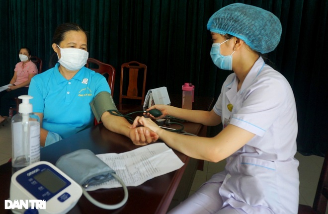 Đà Nẵng: Giáo viên tiểu học được tiêm vắc xin Covid-19  - 5