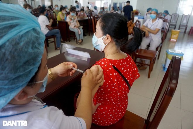 Đà Nẵng: Giáo viên tiểu học được tiêm vắc xin Covid-19  - 6