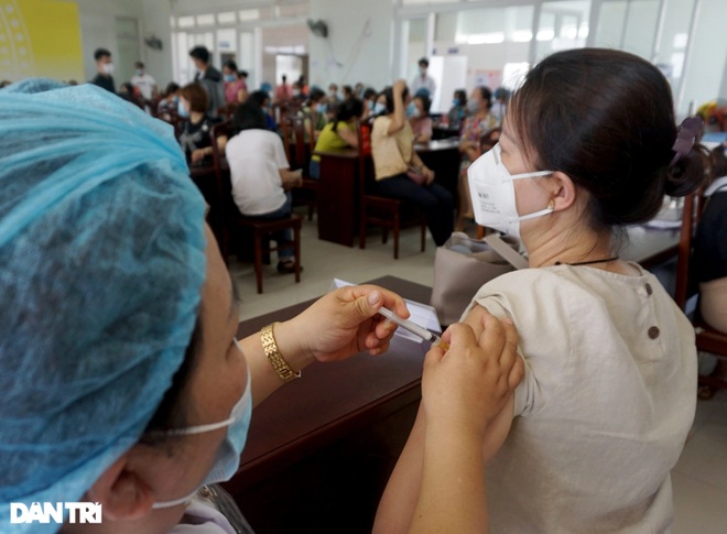 Đà Nẵng: Giáo viên tiểu học được tiêm vắc xin Covid-19 - 7 Đà Nẵng: Giáo viên tiểu học được tiêm vắc xin Covid-19 - 7
