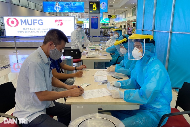 Khách bay từ TPHCM đến Hà Nội phải test nhanh Covid-19 ngay khi hạ cánh - 6 Khách bay từ TPHCM đến Hà Nội phải test nhanh Covid-19 ngay khi hạ cánh - 6