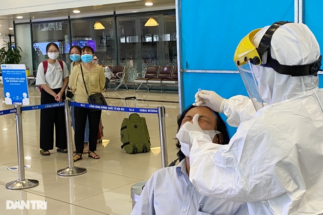 Khách bay từ TPHCM đến Hà Nội phải test nhanh Covid-19 ngay khi hạ cánh - 9 Khách bay từ TPHCM đến Hà Nội phải test nhanh Covid-19 ngay khi hạ cánh - 9