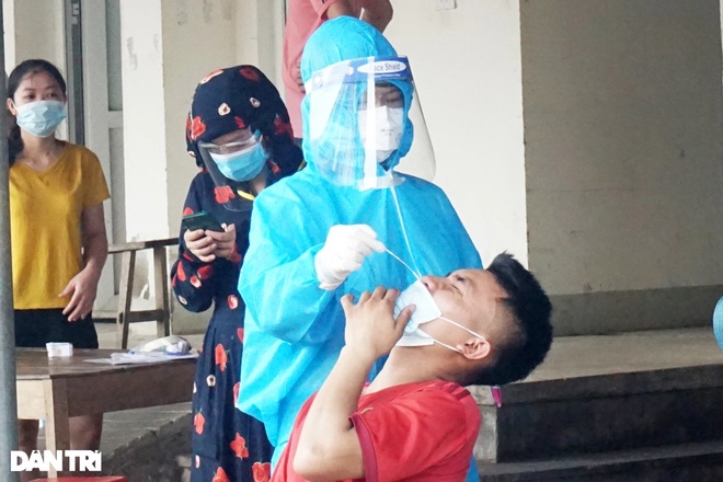 Lo phong tỏa, tiểu thương chợ đầu mối lớn nhất Nghệ An cấp tập sơ tán hàng - 3 Lo phong tỏa, tiểu thương chợ đầu mối lớn nhất Nghệ An cấp tập sơ tán hàng - 3