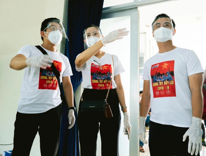 Nghệ sĩ TPHCM xuyên đêm hỗ trợ lấy mẫu xét nghiệm Covid-19 bất chấp mệt mỏi - 4 Nghệ sĩ TPHCM xuyên đêm hỗ trợ lấy mẫu xét nghiệm Covid-19 bất chấp mệt mỏi - 4