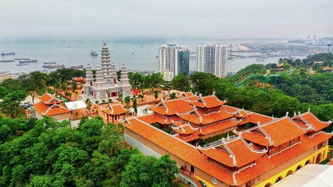 Get lost in the meditative space by Ha Long Bay - 5