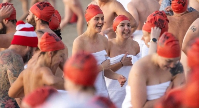 1.500 người khỏa thân tắm tập thể giữa giá rét 3֯C ở Australia - 2