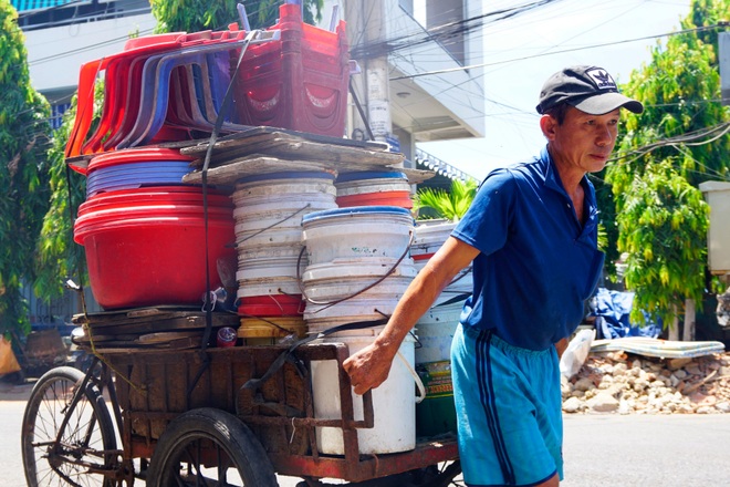Bình Định: Người lao động mưu sinh dưới nắng nóng kéo dài - 1 Bình Định: Người lao động mưu sinh dưới nắng nóng kéo dài - 1