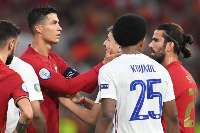 Đánh liều nhảy vào sân gặp C.Ronaldo, fan cuồng nhận cái kết bất ngờ - 2 Đánh liều nhảy vào sân gặp C.Ronaldo, fan cuồng nhận cái kết bất ngờ - 2