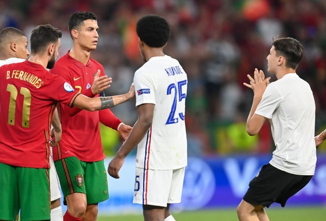 Đánh liều nhảy vào sân gặp C.Ronaldo, fan cuồng nhận cái kết bất ngờ - 1