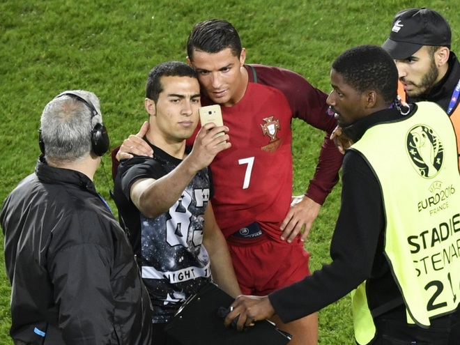 Đánh liều nhảy vào sân gặp C.Ronaldo, fan cuồng nhận cái kết bất ngờ - 7 Đánh liều nhảy vào sân gặp C.Ronaldo, fan cuồng nhận cái kết bất ngờ - 7