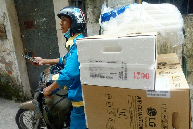 Nắng nóng ở Hà Nội: Thợ lắp điều hòa thu tiền triệu mỗi ngày - 1 Nắng nóng ở Hà Nội: Thợ lắp điều hòa thu tiền triệu mỗi ngày - 1