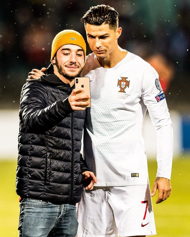 Đánh liều nhảy vào sân gặp C.Ronaldo, fan cuồng nhận cái kết bất ngờ - 8 Đánh liều nhảy vào sân gặp C.Ronaldo, fan cuồng nhận cái kết bất ngờ - 8