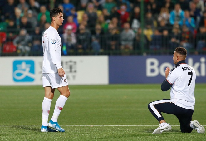 Đánh liều nhảy vào sân gặp C.Ronaldo, fan cuồng nhận cái kết bất ngờ - 9