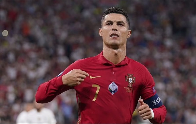 C.Ronaldo bị ném nguyên chai nước ngọt khi ăn mừng bàn thắng - 2