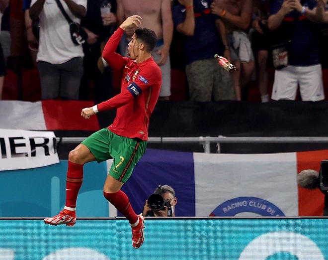 C.Ronaldo bị ném nguyên chai nước ngọt khi ăn mừng bàn thắng - 3 C.Ronaldo bị ném nguyên chai nước ngọt khi ăn mừng bàn thắng - 3