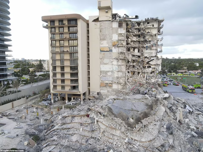 Khoảnh khắc tòa nhà 12 tầng ở Mỹ đổ sập như nổ bom - 1