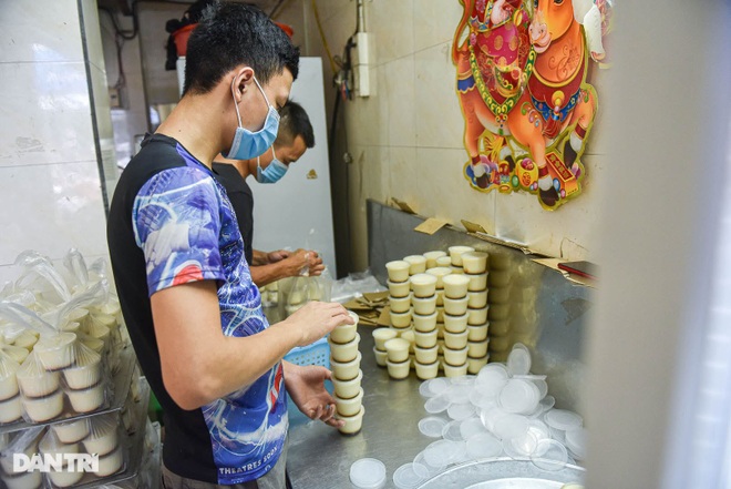 Making original French cake, Hanoi family sells 5000 boxes, collects 40 million/day - 2