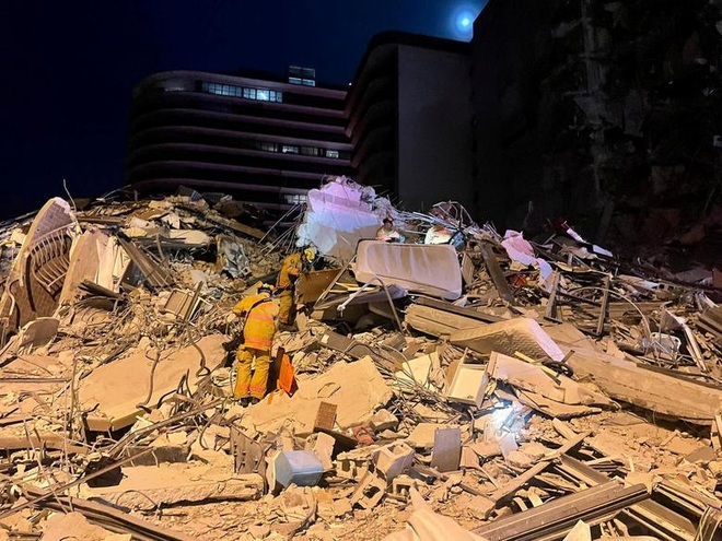 Cảnh tan hoang ở chung cư 12 tầng của Mỹ đổ sập như trúng tên lửa - 6