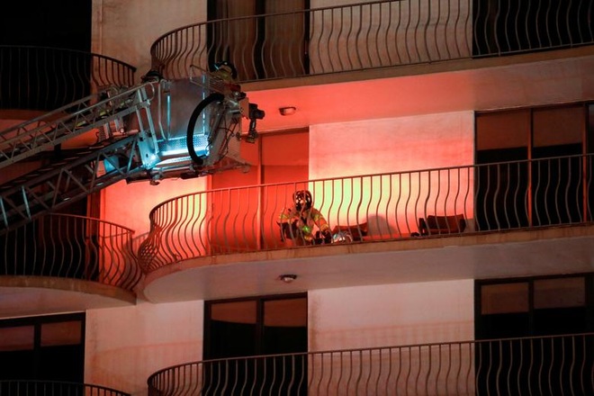 Cảnh tan hoang ở chung cư 12 tầng của Mỹ đổ sập như trúng tên lửa - 4