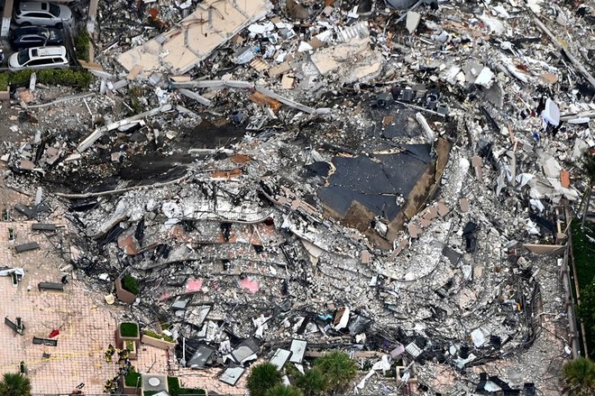 Cảnh tan hoang ở chung cư 12 tầng của Mỹ đổ sập như trúng tên lửa - 8