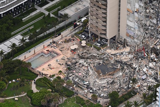Cảnh tan hoang ở chung cư 12 tầng của Mỹ đổ sập như trúng tên lửa - 11