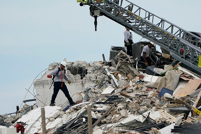 Cảnh tan hoang ở chung cư 12 tầng của Mỹ đổ sập như trúng tên lửa - 7
