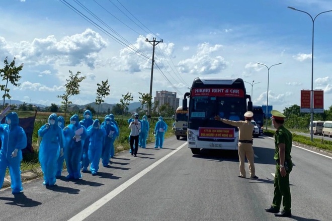 Hơn 800 công nhân trở về từ Bắc Giang đều âm tính lần một với SARS-CoV-2 - 1