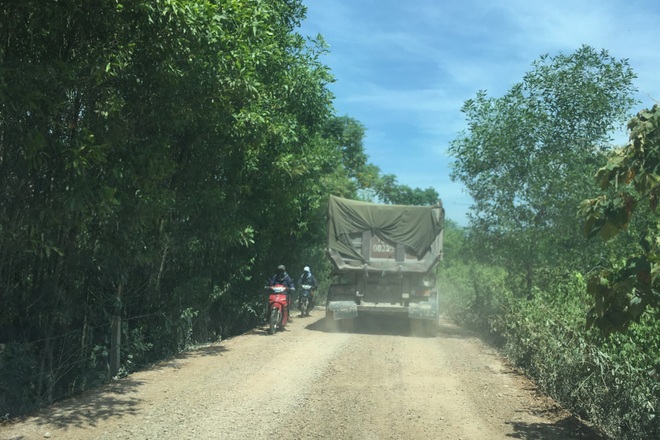 Dân kêu cứu vì tuyến đường liên xã gánh 5 mỏ đá bị băm nát - 5 Dân kêu cứu vì tuyến đường liên xã gánh 5 mỏ đá bị băm nát - 5
