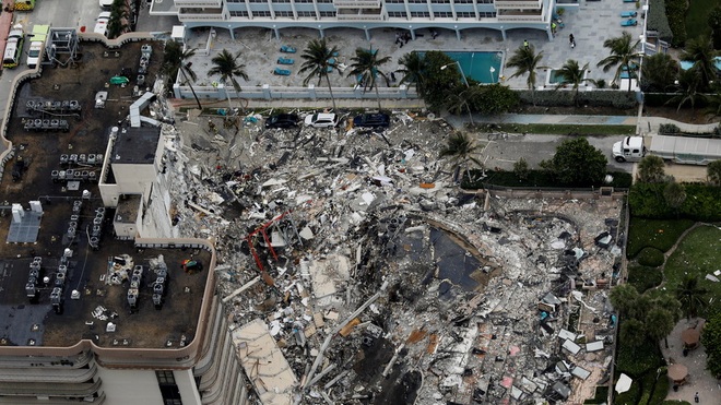 Khoảnh khắc tòa nhà 12 tầng ở Mỹ đổ sập như nổ bom - 3