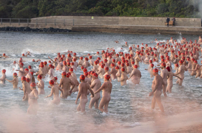 Hơn 1500 người bơi khỏa thân dưới thời tiết 3 độ C - 3