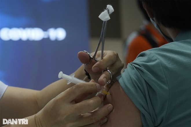 Hơn 400.000 người tại TPHCM được tiêm vắc xin Covid-19 trong 4 ngày - 2