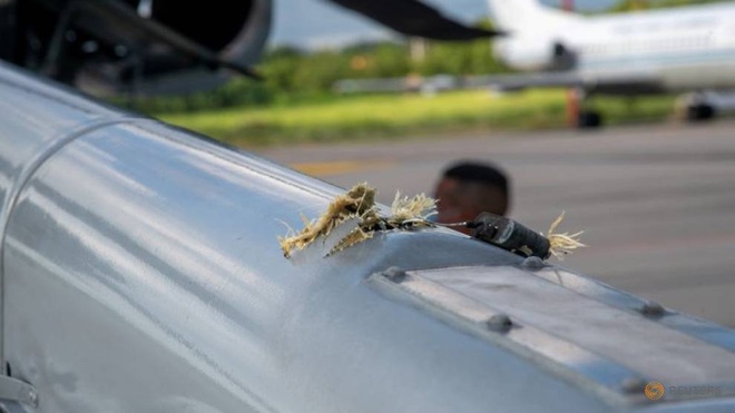 Trực thăng chở Tổng thống và Bộ trưởng Colombia bị trúng đạn trên không - 1