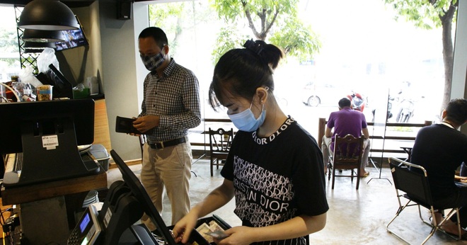 Hà Nội: Đông khách, nhân viên chạy bàn kiêm thu ngân sau ngày nới lỏng… - 1 Hà Nội: Đông khách, nhân viên chạy bàn kiêm thu ngân sau ngày nới lỏng… - 1