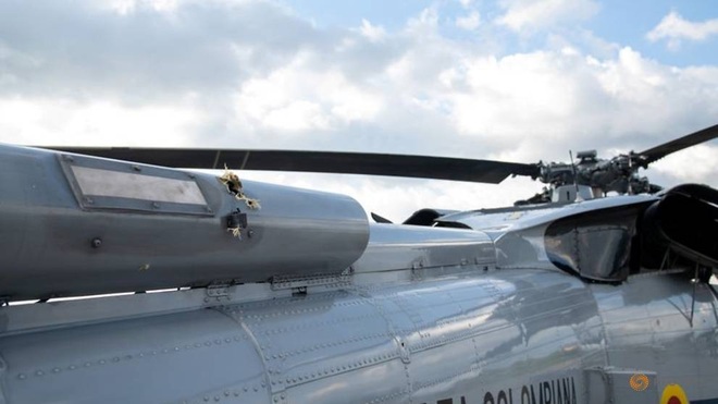 Trực thăng chở Tổng thống và Bộ trưởng Colombia bị trúng đạn trên không - 4