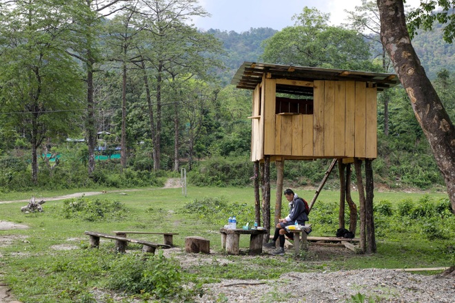 Nhà vua Bhutan băng rừng xuyên núi 14 tháng, thị sát chống dịch Covid-19 - 3