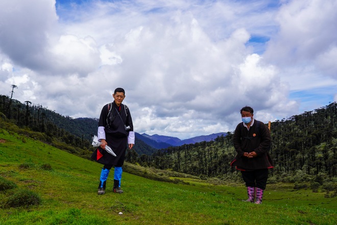 Nhà vua Bhutan băng rừng xuyên núi 14 tháng, thị sát chống dịch Covid-19 - 4