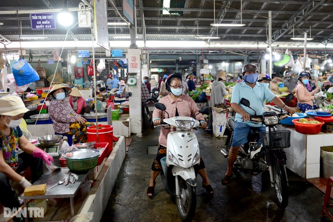 Từ 0h ngày 2/7, 3 xã và thị trấn Hóc Môn nhà nào đóng cửa nhà đó