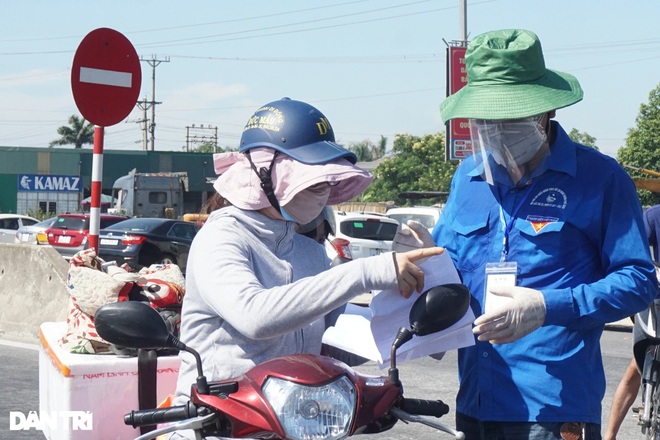 Nữ tình nguyện viên 17 tuổi trên chốt chống dịch căng nhất Nghệ An - 2 Nữ tình nguyện viên 17 tuổi trên chốt chống dịch căng nhất Nghệ An - 2