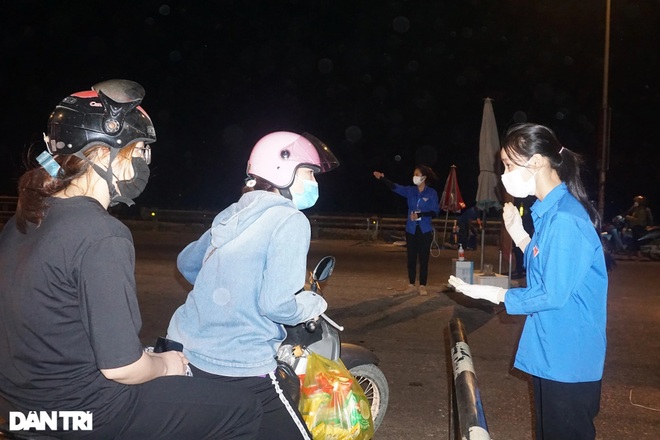 Nữ tình nguyện viên 17 tuổi trên chốt chống dịch căng nhất Nghệ An - 8 Nữ tình nguyện viên 17 tuổi trên chốt chống dịch căng nhất Nghệ An - 8