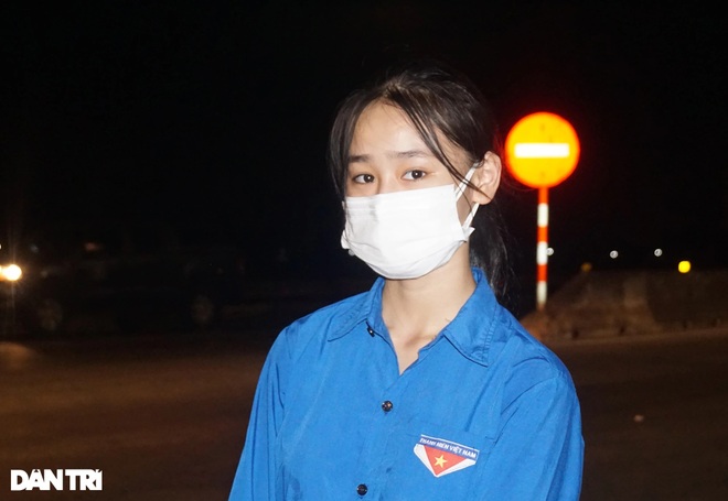 Nữ tình nguyện viên 17 tuổi trên chốt chống dịch căng nhất Nghệ An - 3