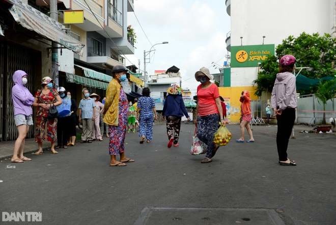 Dân Sài Gòn xếp hàng nhận phiếu đi chợ mùa dịch như thời bao cấp - 5