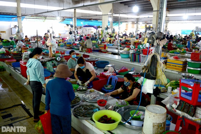 Dân Sài Gòn xếp hàng nhận phiếu đi chợ mùa dịch như thời bao cấp - 10