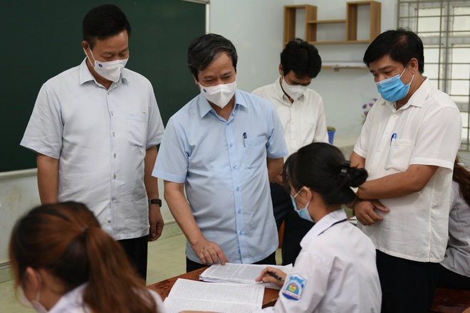 Bộ trưởng GD-ĐT kiểm tra công tác chuẩn bị thi tốt nghiệp tại Hà Giang - 1
