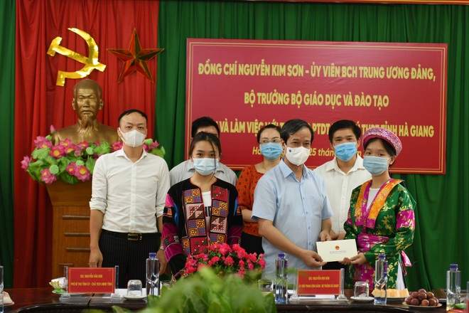 Bộ trưởng GD-ĐT kiểm tra công tác chuẩn bị thi tốt nghiệp tại Hà Giang - 3