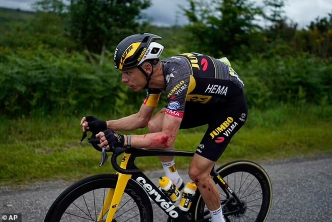 Cổ động viên gây tai nạn liên hoàn ở giải Tour de France bị truy nã - 5