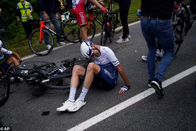 Cổ động viên gây tai nạn liên hoàn ở giải Tour de France bị truy nã - 4